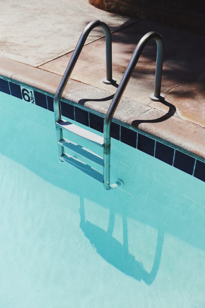 How to Renovate the Liner of a Swimming Pool